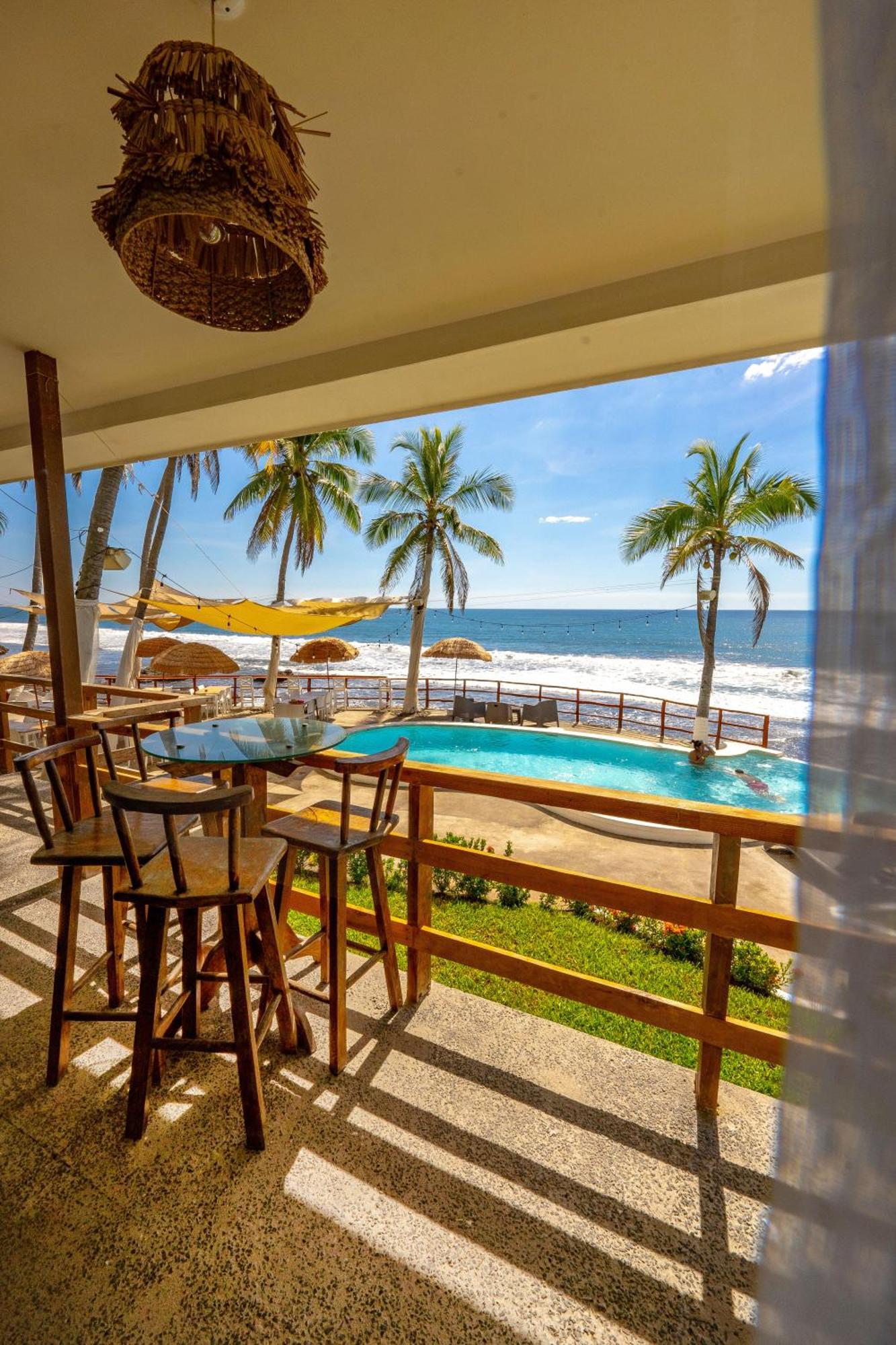 Отель Reef On The Water Tamanique Экстерьер фото